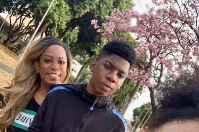 Professora Janaína Almeida com os filhos, Sophia e João Vítor