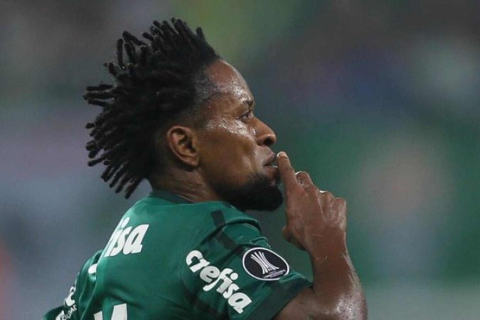 Zé Roberto com Raphael Veiga: ex-jogador chamou atenção pelo físico ao lado do camisa 23 do Palmeiras -  (crédito: Foto: Reprodução / Instagram)