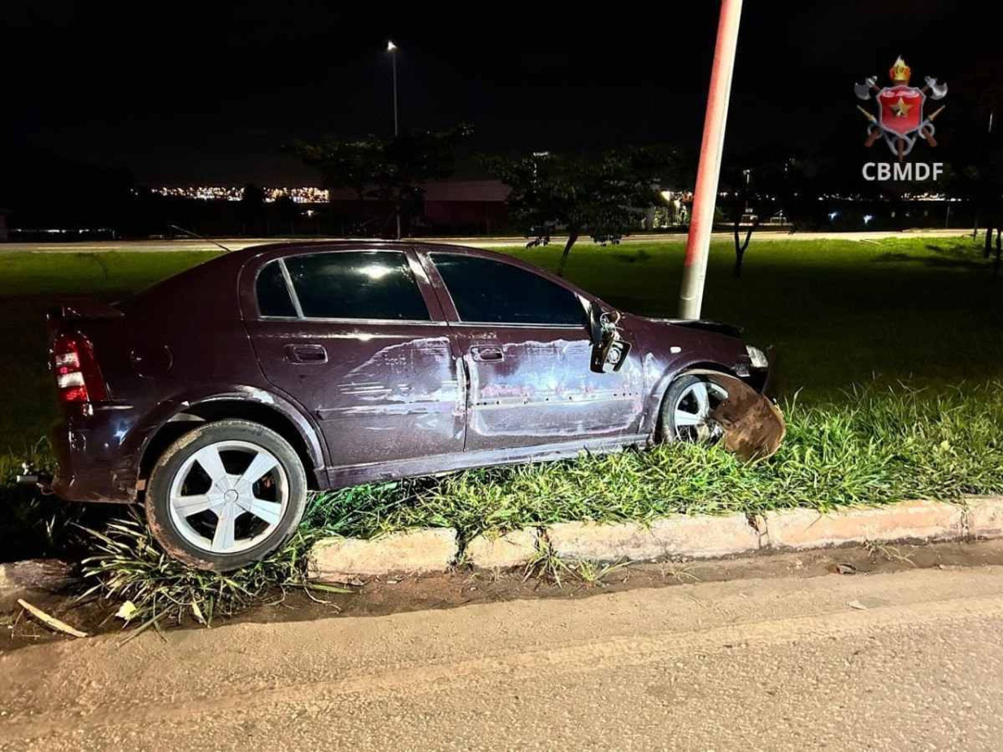 Duas pessoas são levadas ao hospital após carro colidir com poste na BR-060