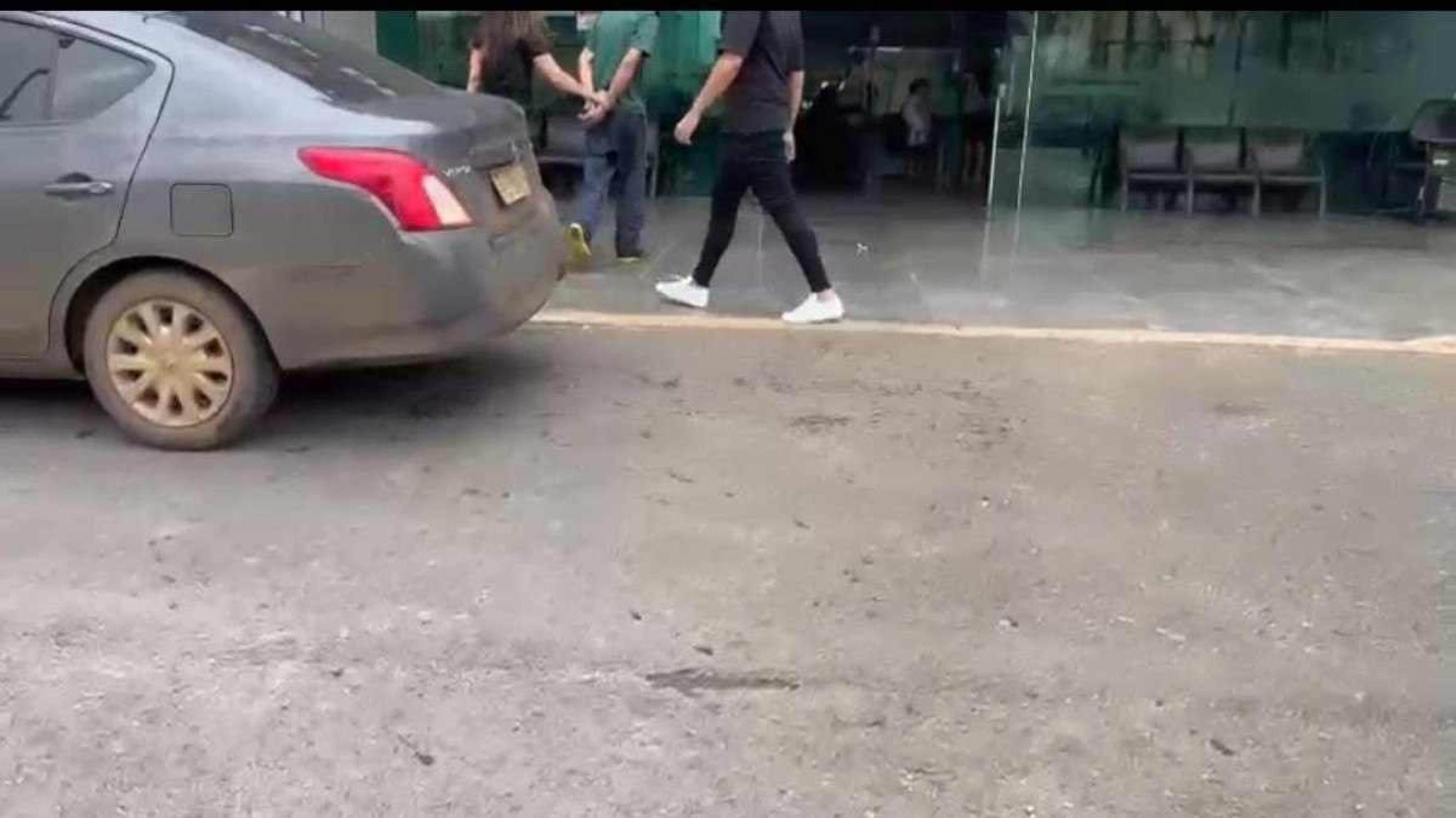 Assaltantes que renderam motorista com arma e roubaram carro são presos