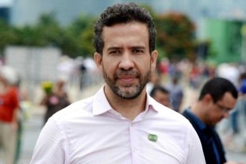 Janones avaliou que a diferença está dentro da margem de erro e, por isso, considera o cenário um empate técnico.
- (crédito: Ed Alves/CB/D.A Press) Janones avaliou que a diferença está dentro da margem de erro e, por isso, considera o cenário um empate técnico.
- (crédito: Ed Alves/CB/D.A Press)