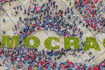 O 'abraço da democracia', na Praça dos Três Poderes. No chão, vasos de flores formavam a palavra. A manifestação pública foi convocada pelo PT do Distrito Federal e por movimentos sindicais -  (crédito: Ricardo Stuckert / PR)