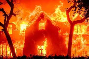 Uma casa está em chamas durante o incêndio em Eaton na área de Altadena, no condado de Los Angeles, Califórnia, em 8 de janeiro de 2025 -  (crédito: JOSH EDELSON / AFP)