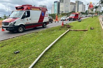 Carro capota, derruba poste e deixa faixa interditada na Asa Norte