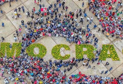 O 'abraço da democracia', na Praça dos Três Poderes. No chão, vasos de flores formavam a palavra. A manifestação pública foi convocada pelo PT do Distrito Federal e por movimentos sindicais -  (crédito: Ricardo Stuckert / PR)