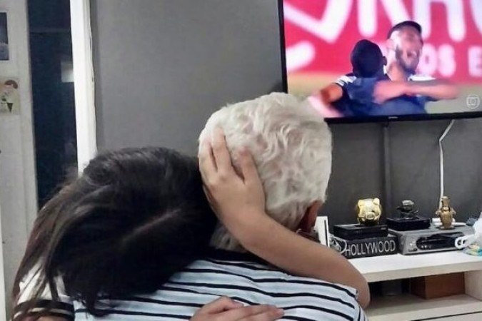 Roberto recebe o abraço de sua neta enquanto acompanhava em novembro do ano passado o jogo que garantiu o acesso do Vasco à Série A de 2023.