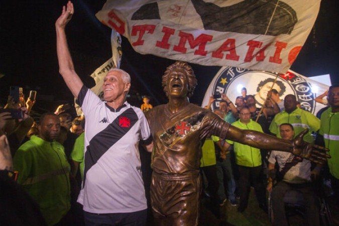 No dia 28 de abril de 2022, o Vasco inaugurou estátua do ex-atacante localizada atrás do gol à direita das cabines de rádio e TV, virada para a arquibancada.
