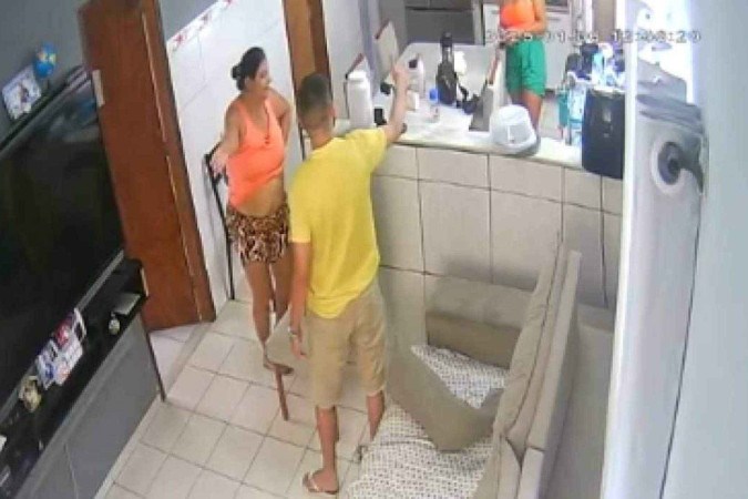 Registro da câmara de segurança mostra o momento do crime -  (crédito: Reprodução/TV GLOBO)