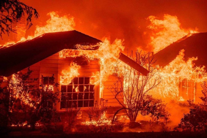 Uma casa pega fogo em incêndio no condado de Los Angeles, na Califórnia -  (crédito: JOSH EDELSON / AFP)