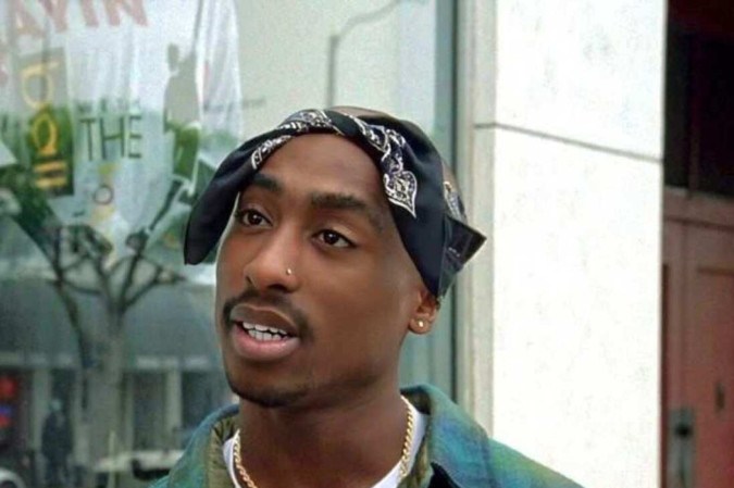 Tupac Shakur foi um dos grandes artistas do mundo da música que ajudou a popularizar o uso dos lenços -  (crédito: Reprodução/ Pinterest)