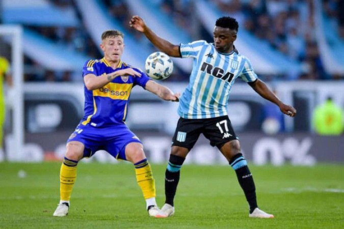  AVELLANEDA, ARGENTINA - SEPTEMBER 14: Johan Carbonero (R) of Racing Club competes for the ball against Juan Barinaga of Boca Juniors during a Liga Profesional 2024 match between Racing Club and Boca Juniors at Presidente Peron Stadium on September 14, 2024 in Avellaneda, Argentina. (Photo by Marcelo Endelli/Getty Images)
       -  (crédito:  Getty Images)