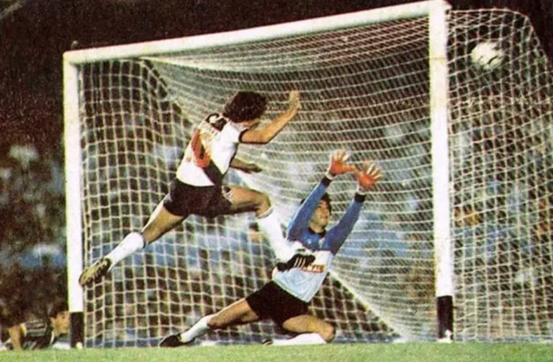 Dos 20 anos como jogador, 18 foram no Vasco.  Ele defendeu, por emprÃ©stimo, a Portuguesa (SP) em 1989, e o Campo Grande em 1991.  Dinamite Ã© o jogador com mais gols (708) na histÃ³ria do Vasco. 