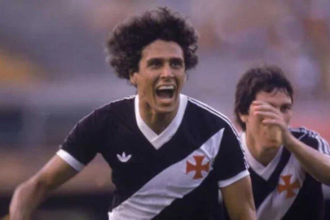 Assim, o Jogada10 relembra a história de Roberto Dinamite, o maior artilheiro do Clube de Regatas Vasco da Gama e que conquistou o que poucos craques conseguem: o respeito e a admiração dos torcedores de clubes rivais. Isso se refletiu nas demonstrações de pesar do mundo do futebol pela morte do ex-jogador.