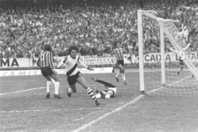 Lidera até hoje a lista de artilheiros do Campeonato Brasileiro (190 gols), do Campeonato Carioca (279 gols) e dos três clássicos cariocas pelo Vasco (27 gols contra o Flamengo, 25 sobre o Botafogo e 36 diante do Fluminense).