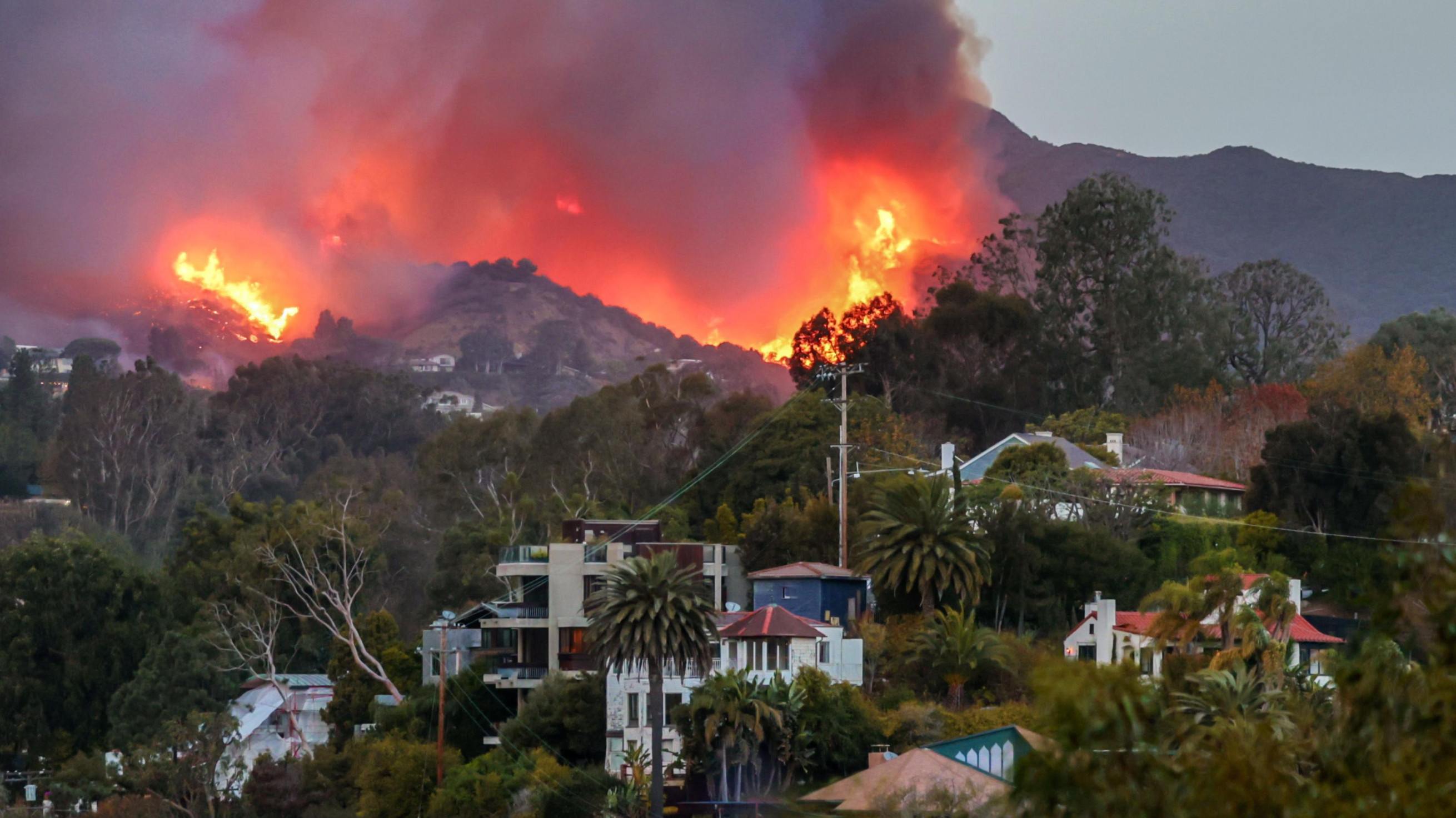 Pacific Palisades: o bairro das celebridades devastado por incêndios em Los Angeles