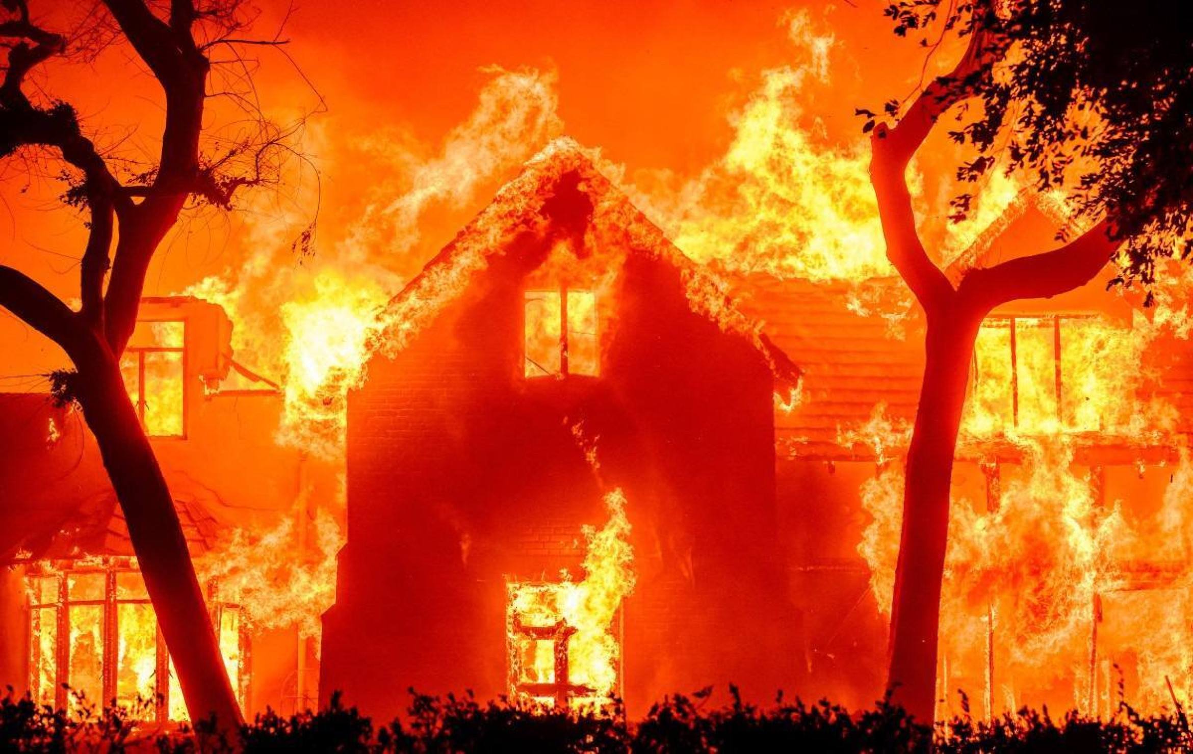 Uma casa está pegando fogo durante o incêndio em Eaton na área de Altadena, no condado de Los Angeles, Califórnia, em 8 de janeiro de 2025