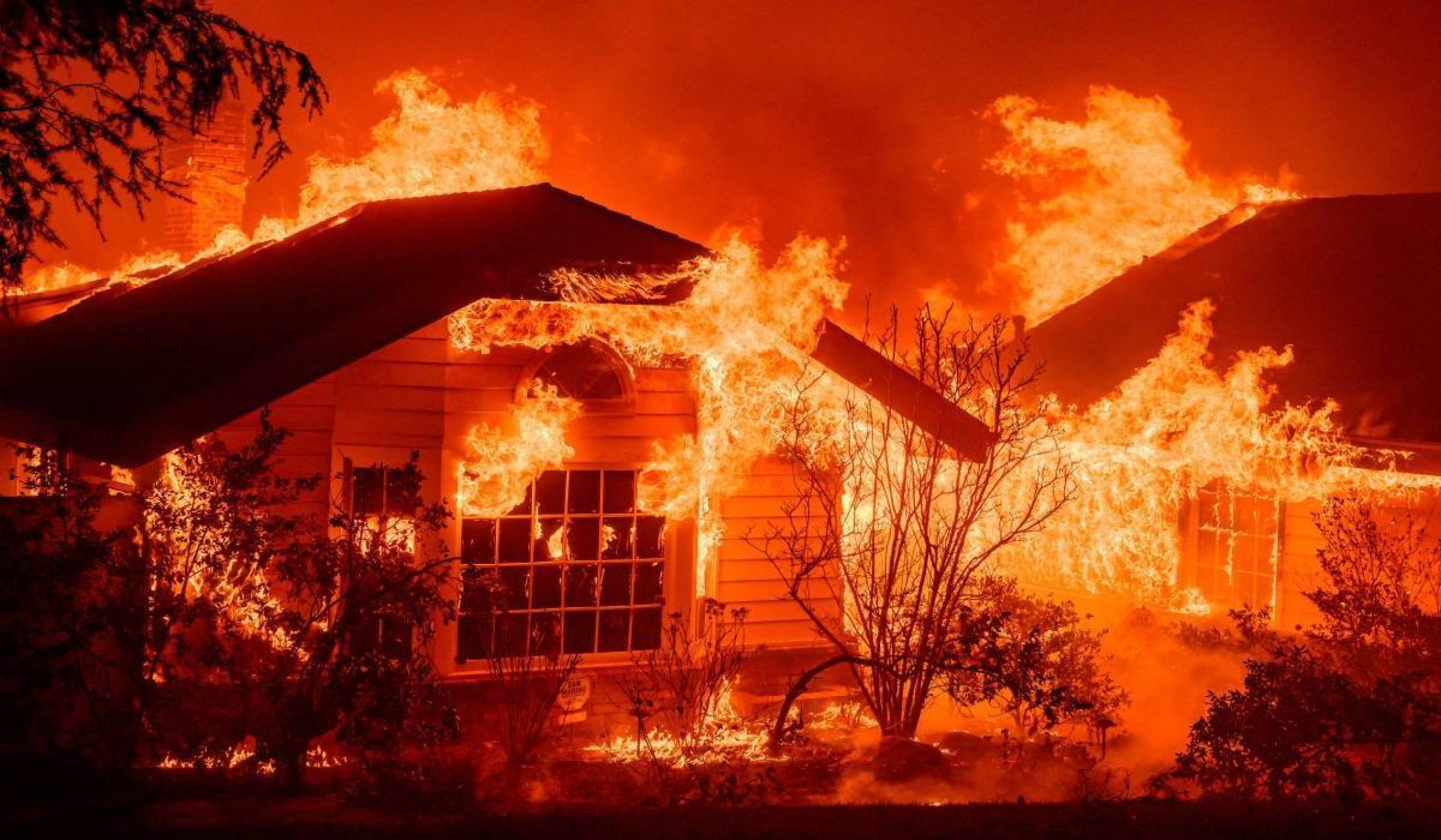 Uma casa pega fogo durante o incêndio em Eaton na área de Altadena, no condado de Los Angeles, Califórnia, em 8 de janeiro de 2025