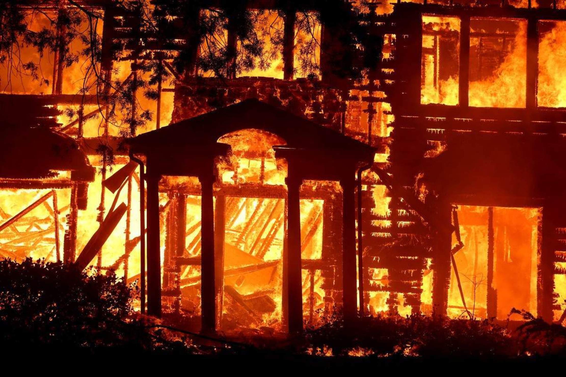 O fogo engole uma casa enquanto o incêndio em Eaton se move pela área em 8 de janeiro de 2025 em Altadena, Califórnia