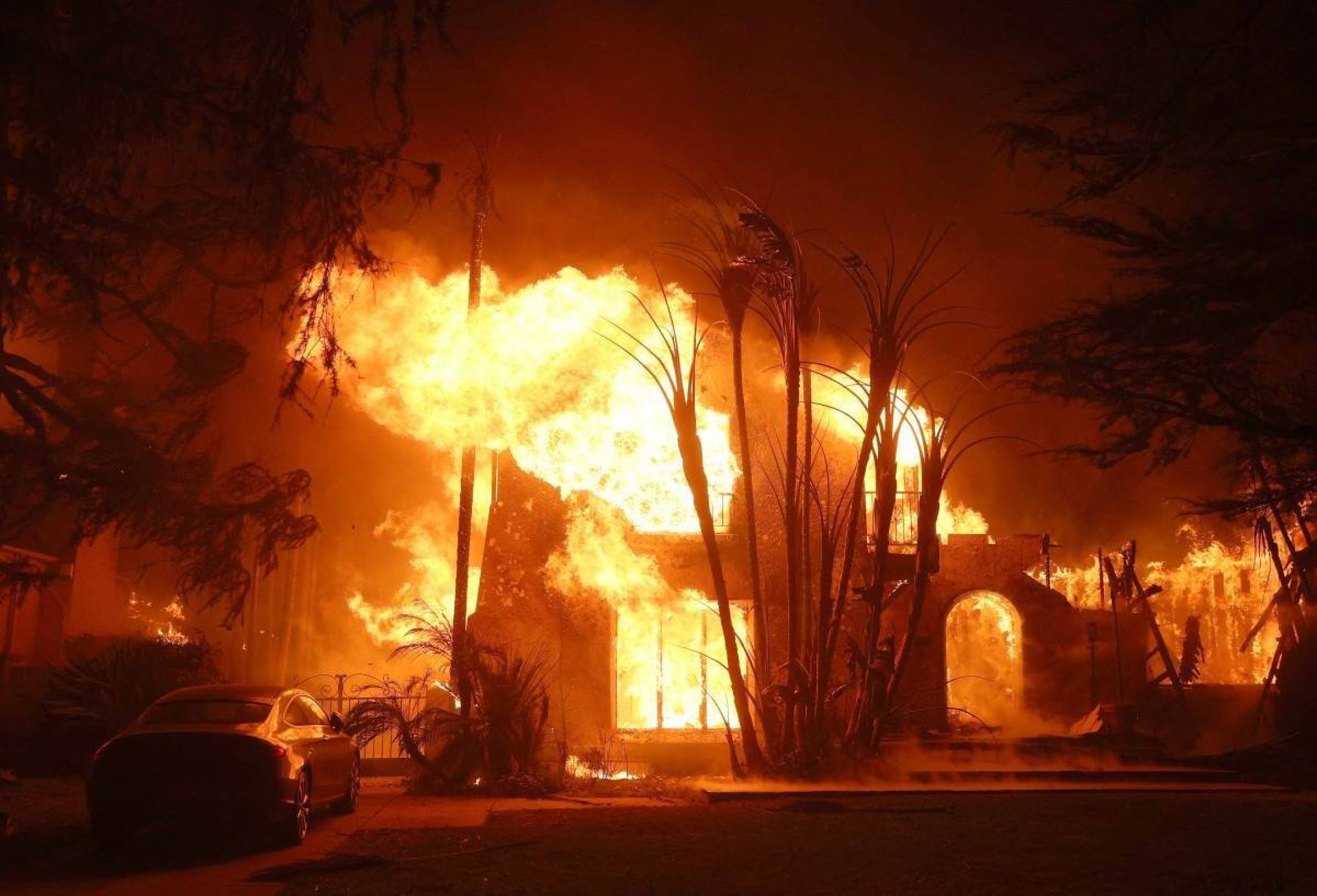  O fogo engole uma casa enquanto o incêndio em Eaton se move pela área em 8 de janeiro de 2025 em Altadena, Califórnia