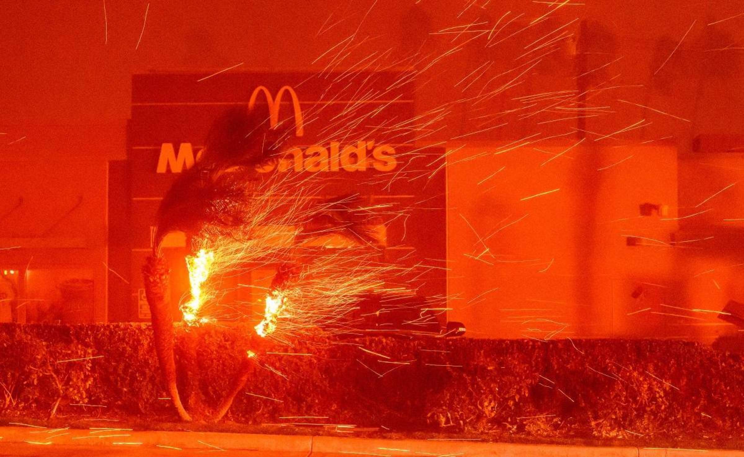 Um restaurante McDonalds foi incendiado durante o incêndio em Eaton em Pasadena, Califórnia, em 7 de janeiro de 2025      