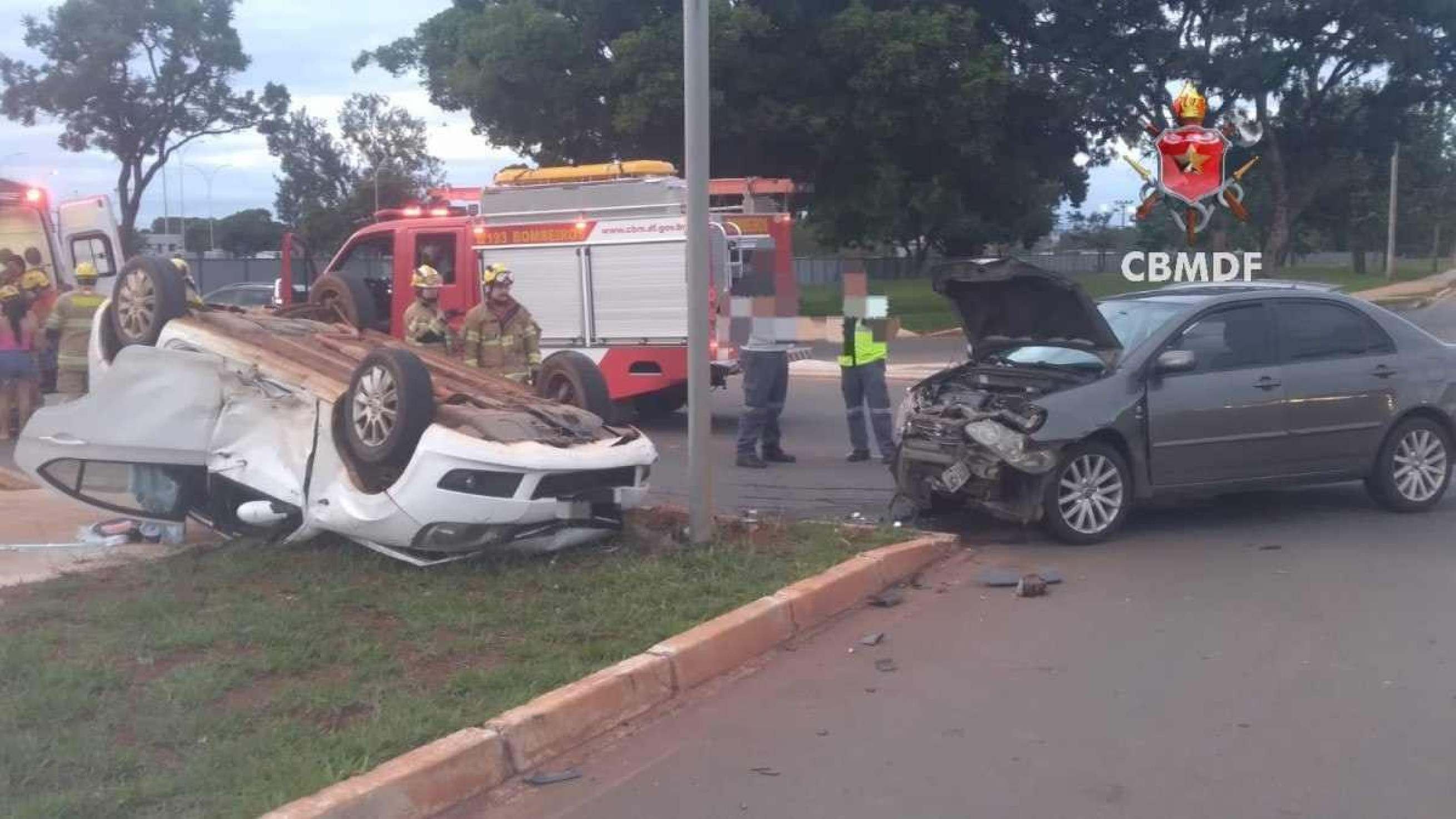 Veículo que capotou levava cinco pessoas que estavam em viagem
