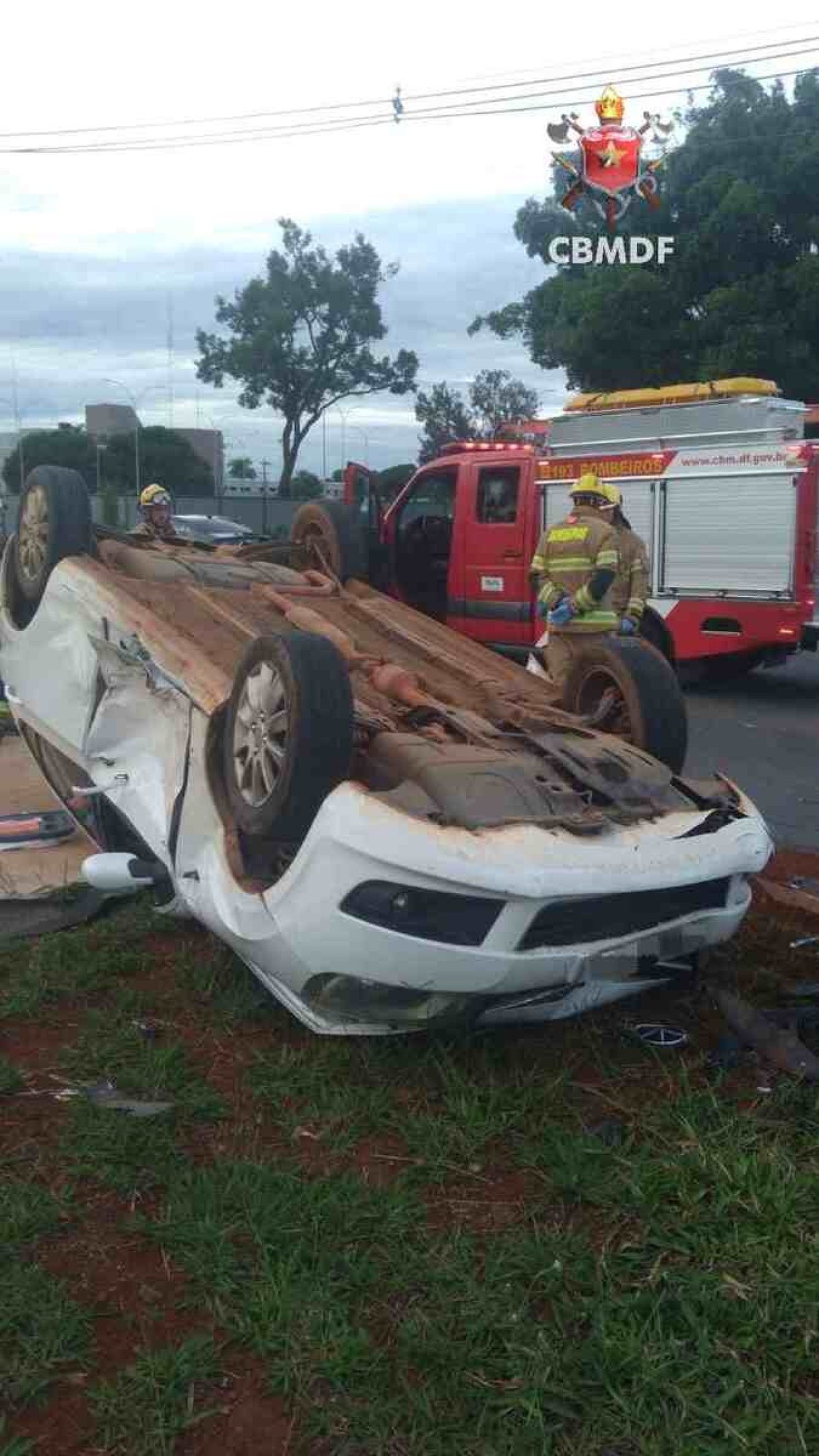 Veículo que capotou levava cinco pessoas que estavam em viagem