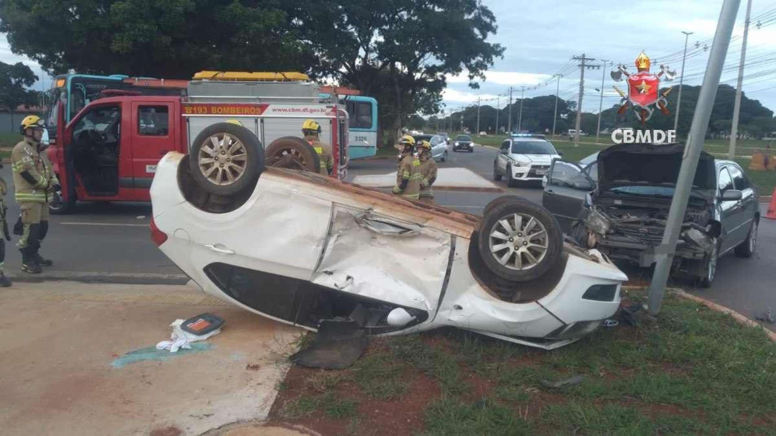 Veículo que capotou levava cinco pessoas que estavam em viagem