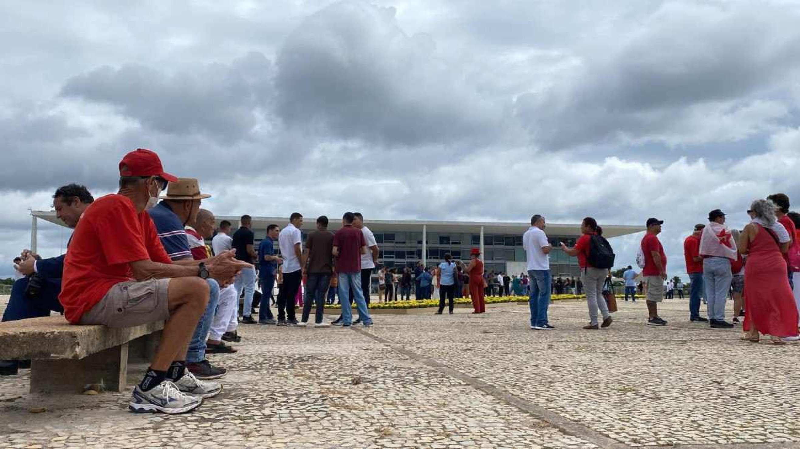 8 de janeiro: Praça dos Três Poderes tem policiamento reforçado e revista 8 de janeiro: Praça dos Três Poderes tem policiamento reforçado e revista