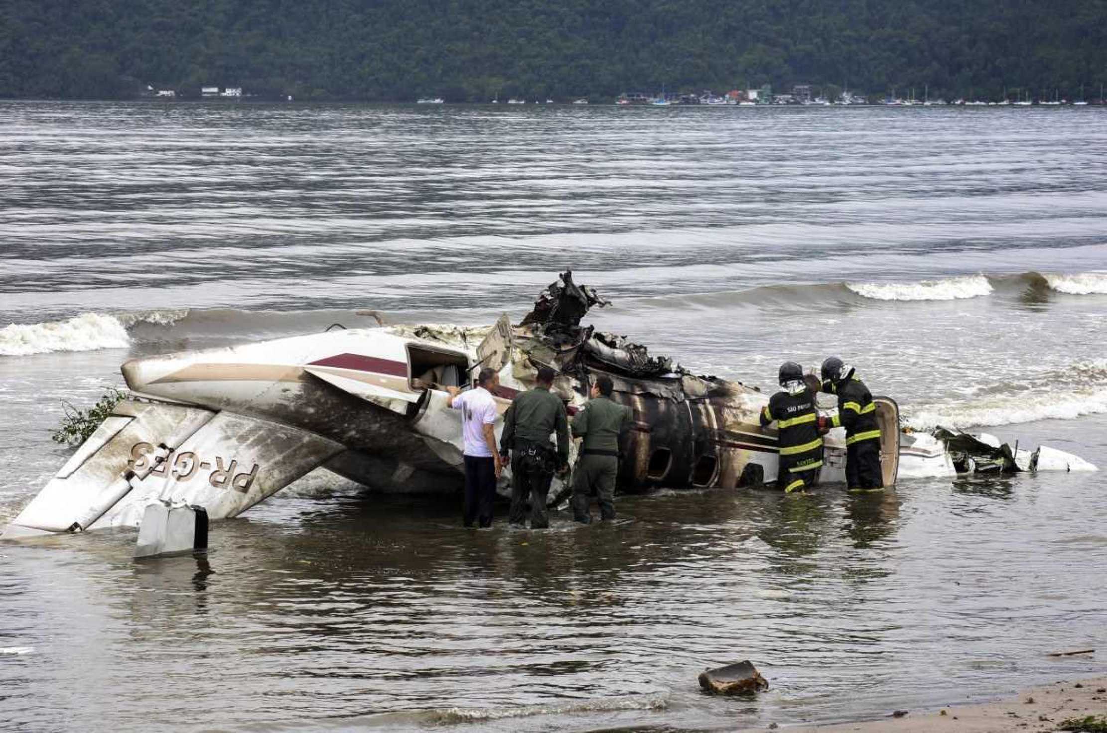 Equipes de resgate trabalham após um avião particular explodir e cair na praia do Cruzeiro ao tentar decolar do aeroporto de Ubatuba, em Ubatuba, estado de São Paulo, Brasil, em 9 de janeiro de 2025. Segundo a Prefeitura de Ubatuba, uma pessoa morreu e outras quatro ficaram feridas.      