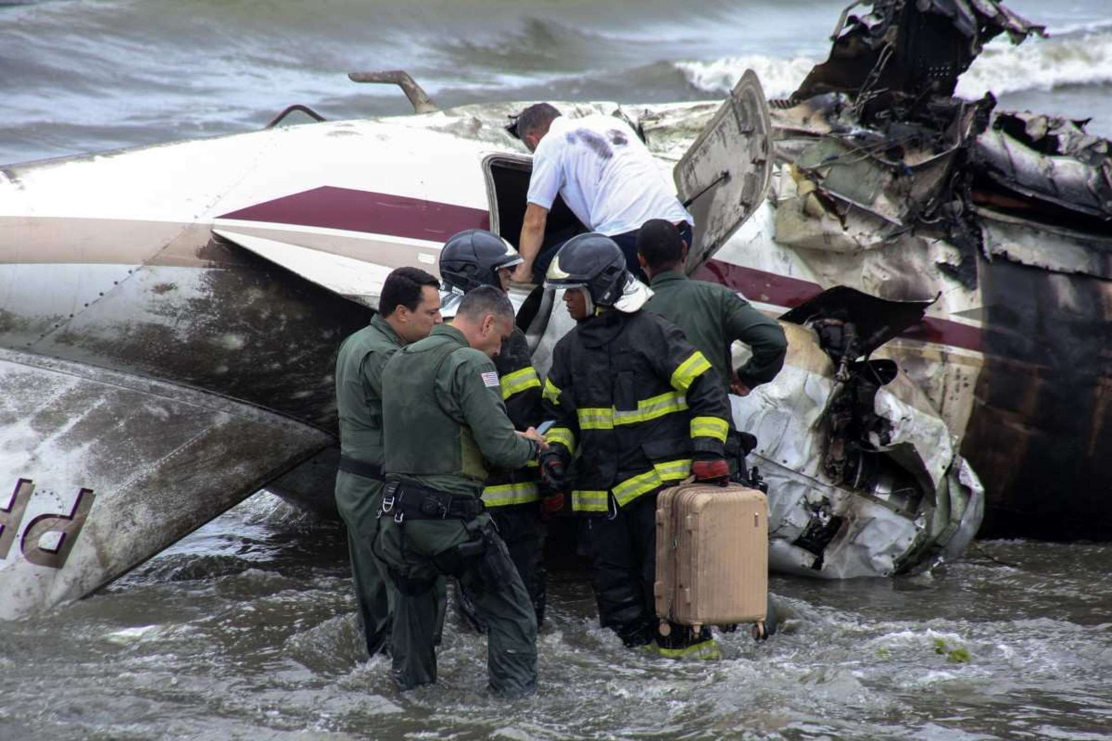 Equipes de resgate trabalham após um avião particular explodir e cair na praia do Cruzeiro enquanto tentava decolar do aeroporto de Ubatuba, em Ubatuba, estado de São Paulo, Brasil, em 9 de janeiro de 2025. Segundo a Prefeitura de Ubatuba, uma pessoa morreu e outras quatro ficaram feridos.      