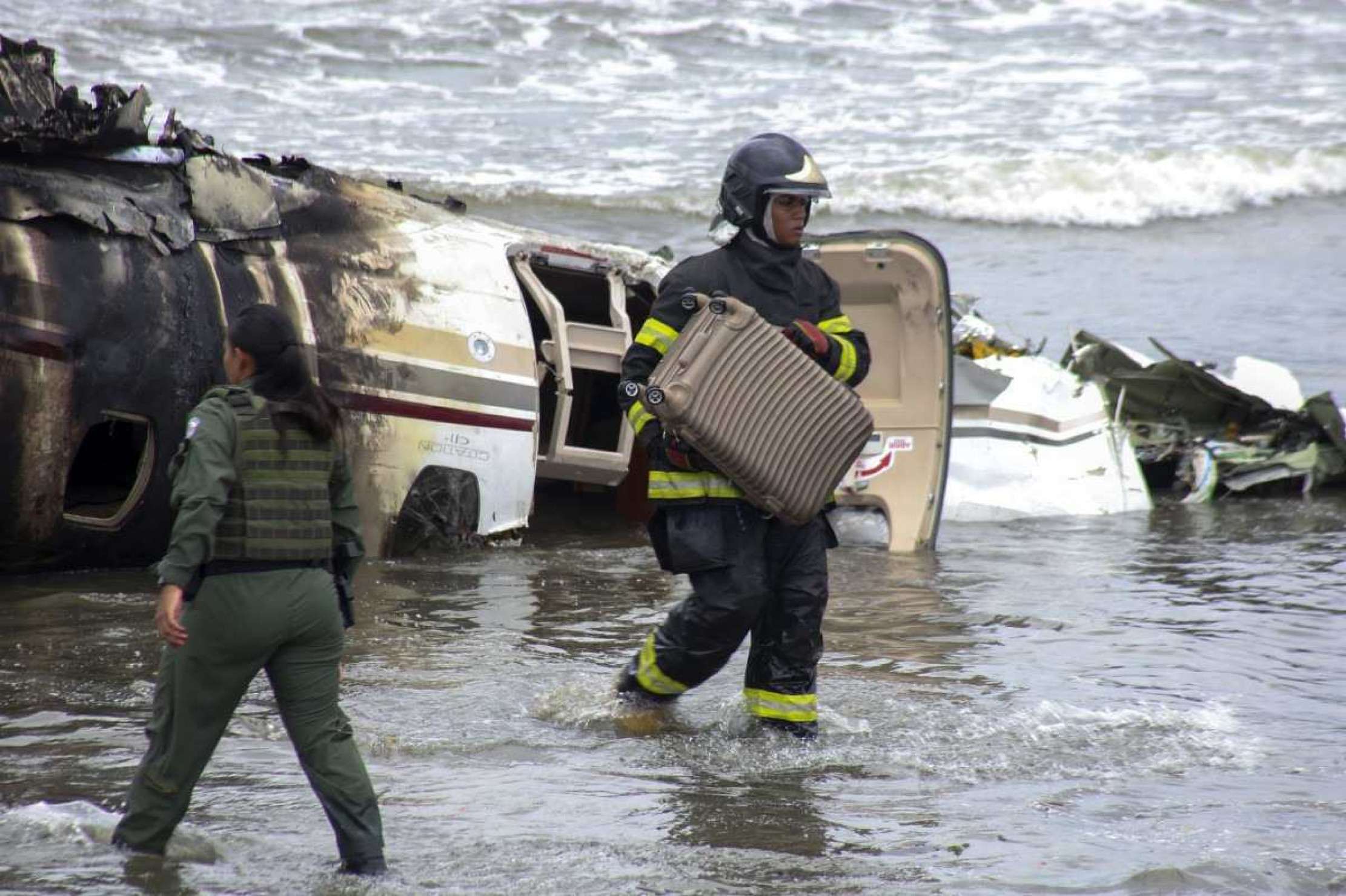 Equipes de resgate trabalham após um avião particular explodir e cair na praia do Cruzeiro enquanto tentava decolar do aeroporto de Ubatuba, em Ubatuba, estado de São Paulo, Brasil, em 9 de janeiro de 2025. Segundo a Prefeitura de Ubatuba, uma pessoa morreu e outras quatro ficaram feridos.      