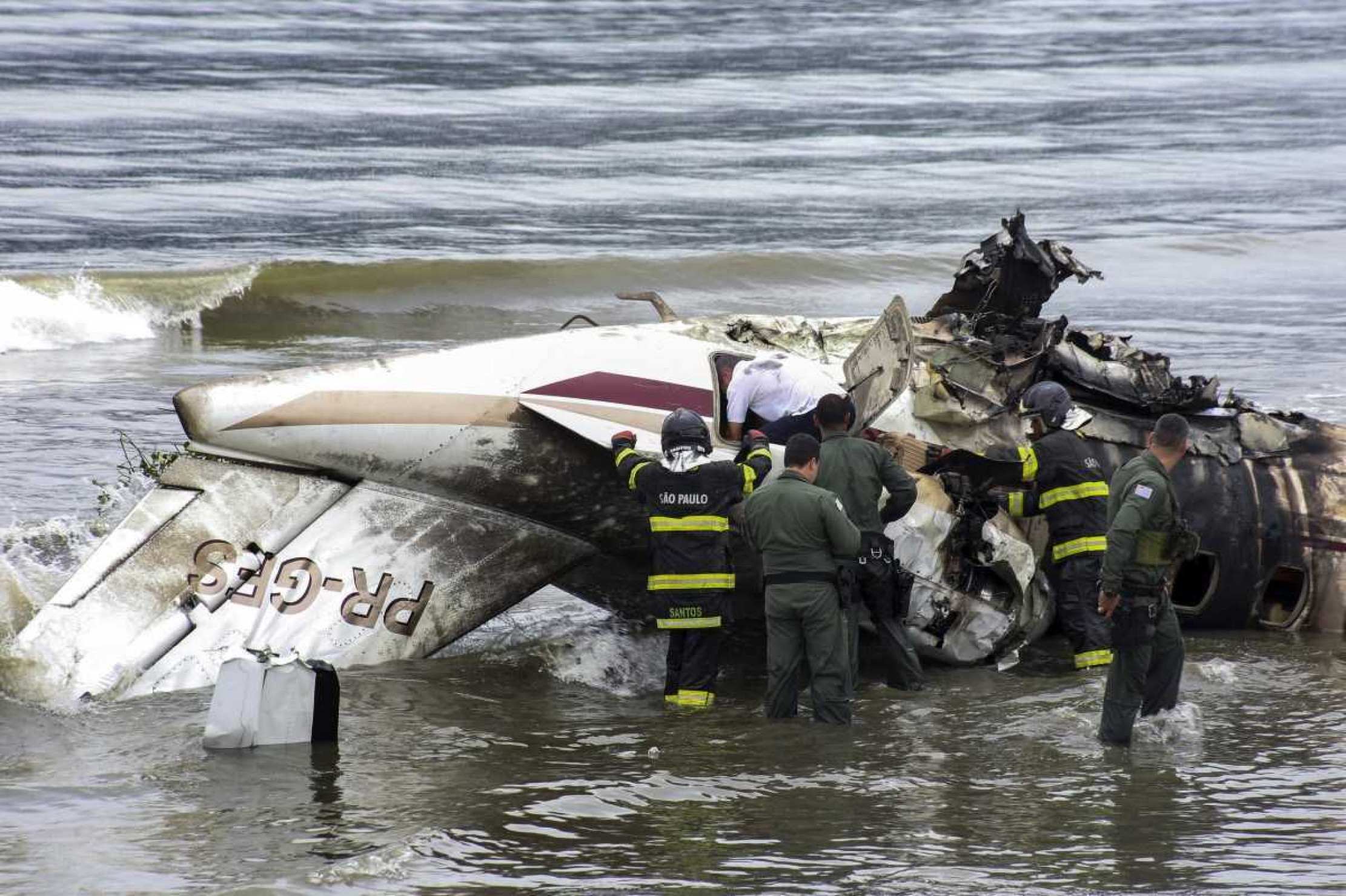 Equipes de resgate trabalham após um avião particular explodir e cair na praia do Cruzeiro enquanto tentava decolar do aeroporto de Ubatuba, em Ubatuba, estado de São Paulo, Brasil, em 9 de janeiro de 2025. Segundo a Prefeitura de Ubatuba, uma pessoa morreu e outras quatro ficaram feridos.      