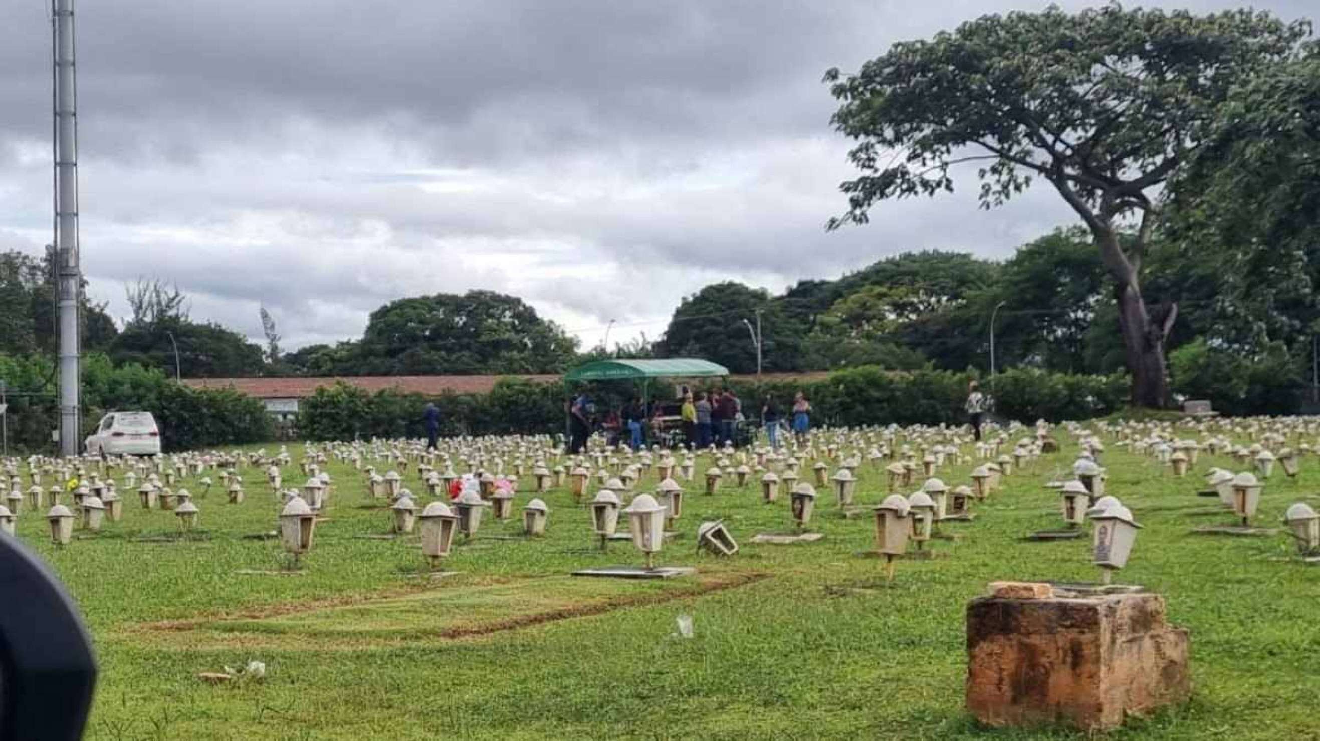 Vítima foi sepultada em cerimônia restrita. A Polícia Civil trata o caso com prioridade Vítima foi sepultada em cerimônia restrita