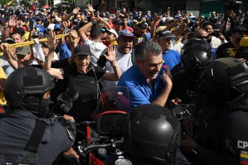 Manifestantes bloqueiam integrantes da Polícia Motorizada na passagem do ex-deputado 