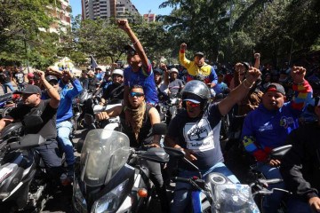 Simpatizantes de Nicolás Maduro participam num comício de motos convocado pelo regime, na capital 