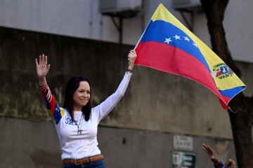 María Corina Machado ostenta a bandeira venezuelana durante o ato em Chacao, ao lado de Caracas, pouco antes da captura  -  (crédito: Juan Barreto/AFP)