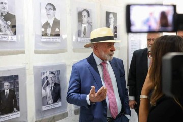 Presidente Lula em visita à exposição sobre o 8 de janeiro, em cartaz no térreo do Palácio do Planalto  -  (crédito: José Cruz/Agência Brasil)