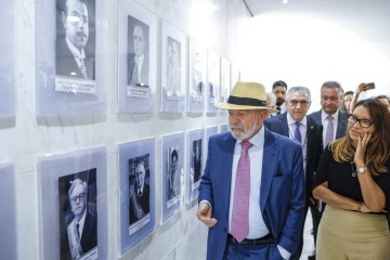 Lula visitou a galeria dos ex-presidentes da República, restaurada após os ataques golpistas de 8 de janeiro -  (crédito: Ricardo Stuckert / PR)