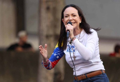 María Corina Machado discursa a  simpatizantes, em Chacao, pouco depois de ser presa momentaneamente  -  (crédito: Pedro Mattey/AFP)