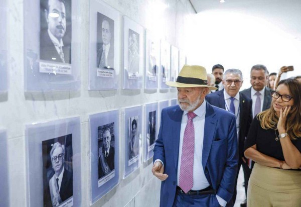 Lula visitou a galeria dos ex-presidentes da República, restaurada após os ataques golpistas de 8 de janeiro -  (crédito: Ricardo Stuckert / PR)