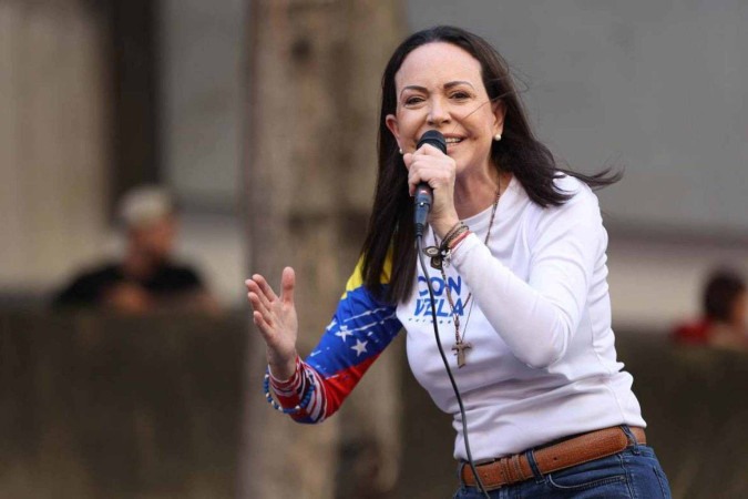 María Corina Machado discursa a  simpatizantes, em Chacao, pouco depois de ser presa momentaneamente  -  (crédito: Pedro Mattey/AFP)