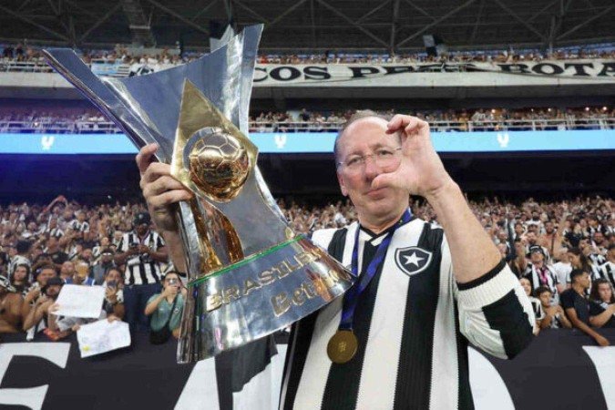 John Textor com a taça do Campeonato Brasileiro - (crédito: Vitor Silva/Botafogo.) John Textor com a taça do Campeonato Brasileiro - (crédito: Vitor Silva/Botafogo.)