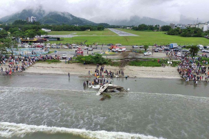 Acidente em Ubatuba: o que se sabe sobre explosão de avião que deixou 1 morto e 4 feridos -  (crédito: BBC Geral)