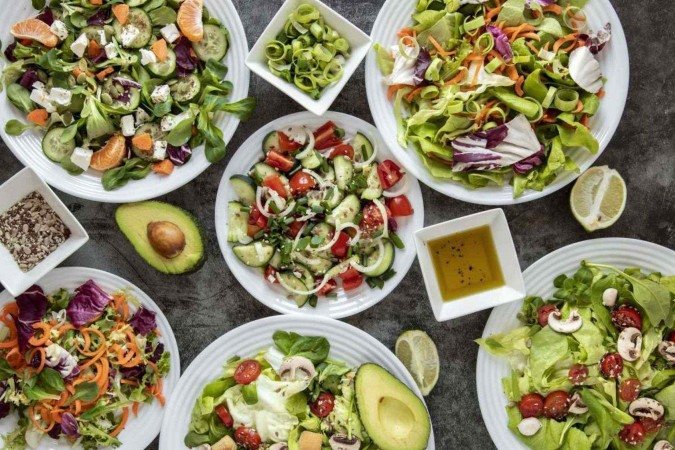 As saladas podem ser mais atrativas e saborosas sem perder sua qualidade nutricional.
