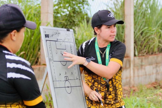 Treinadora participou do título nacional do Mixto na Série A2 do Campeonato Brasileiro -  (crédito: Arquivo pessoal)