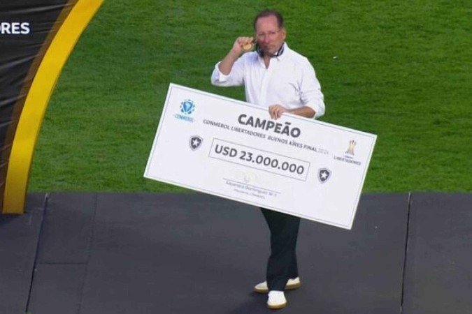 John Textor com o cheque da premiação pela conquista da Libertadores - (crédito: Reprodução de TV) John Textor com o cheque da premiação pela conquista da Libertadores - (crédito: Reprodução de TV)
