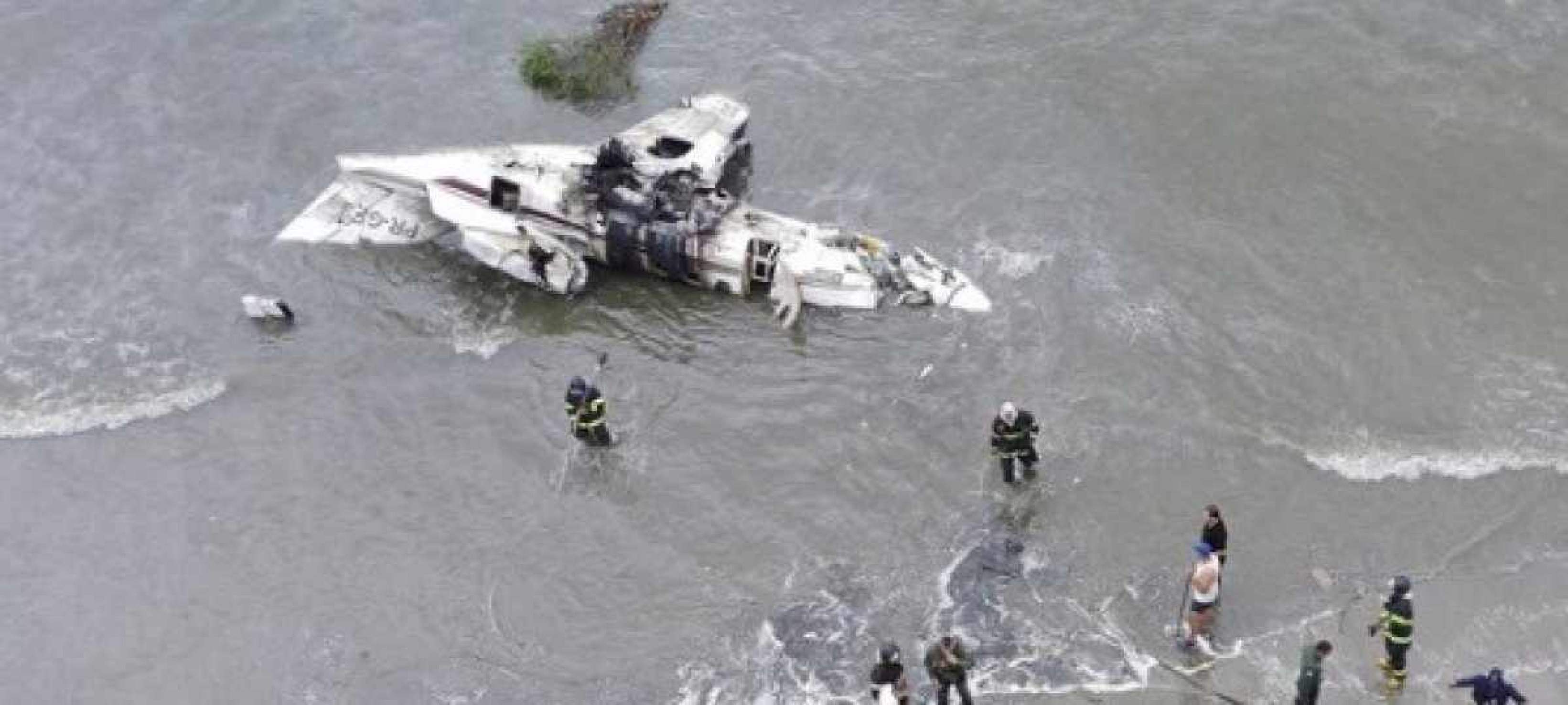 Jatinho totalmente destruído já dentro do mar