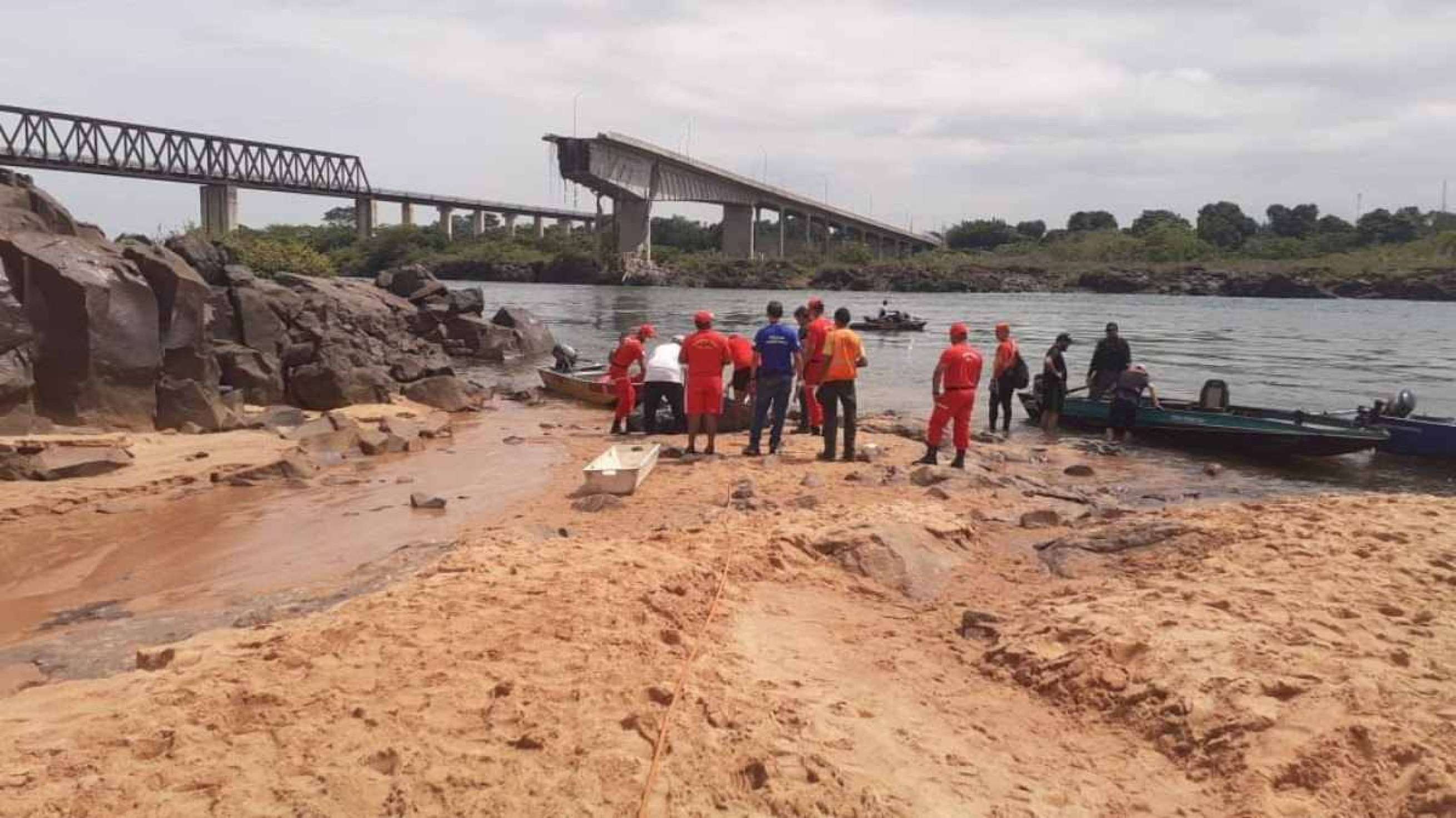 Marinha retoma buscas por desaparecidos após queda de ponte