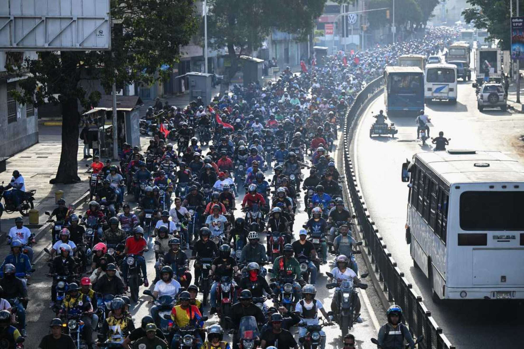 Apoiadores de Nicolás Maduro foram às ruas nesta quinta-feira (9/1) prestar apoio ao presidente eleito um dia antes da posse           