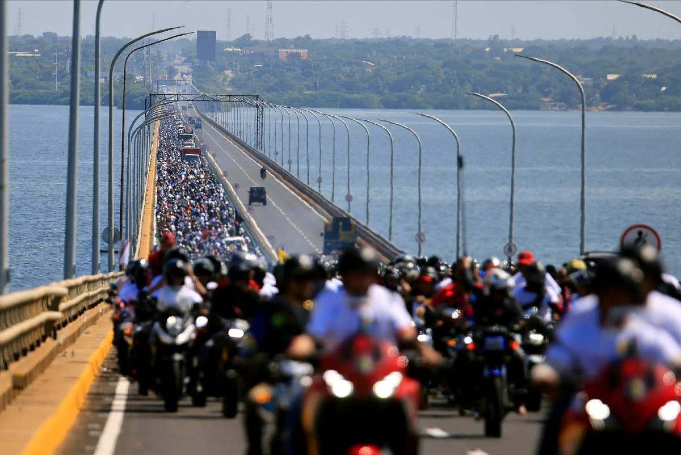 Apoiadores de Nicolás Maduro foram às ruas nesta quinta-feira (9/1) prestar apoio ao presidente eleito um dia antes da posse      